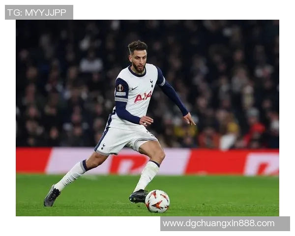 足球明星黑西服的身份揭秘他在场外的时尚魅力与个性风格