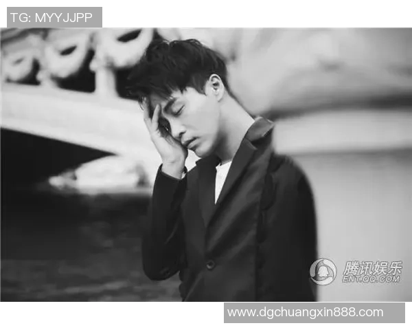 足球明星优雅正装壁纸展现魅力风采与时尚品味